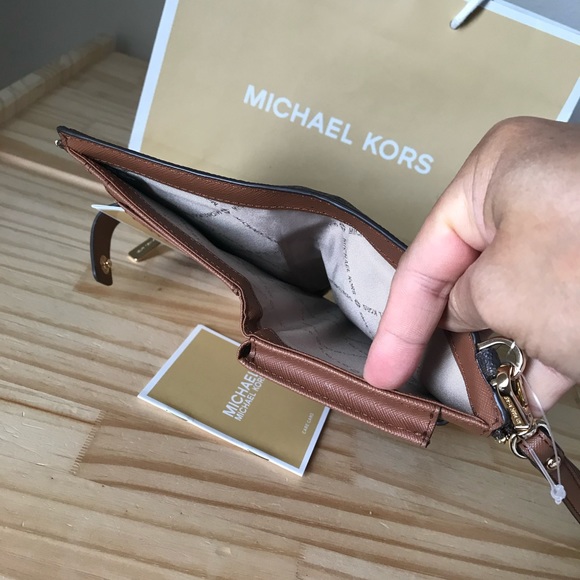 Michael Kors Wallet🎈🎈 - Picture 7 of 8